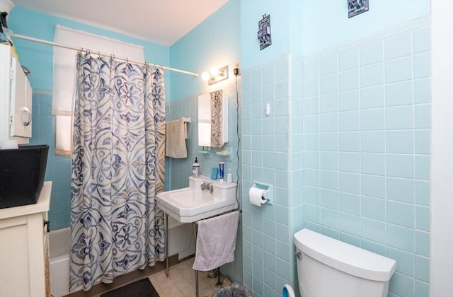 27 Stephen St, Lynn, MA 01902 - full bath featuring tile walls, shower / bathtub combination with curtain, and toilet
