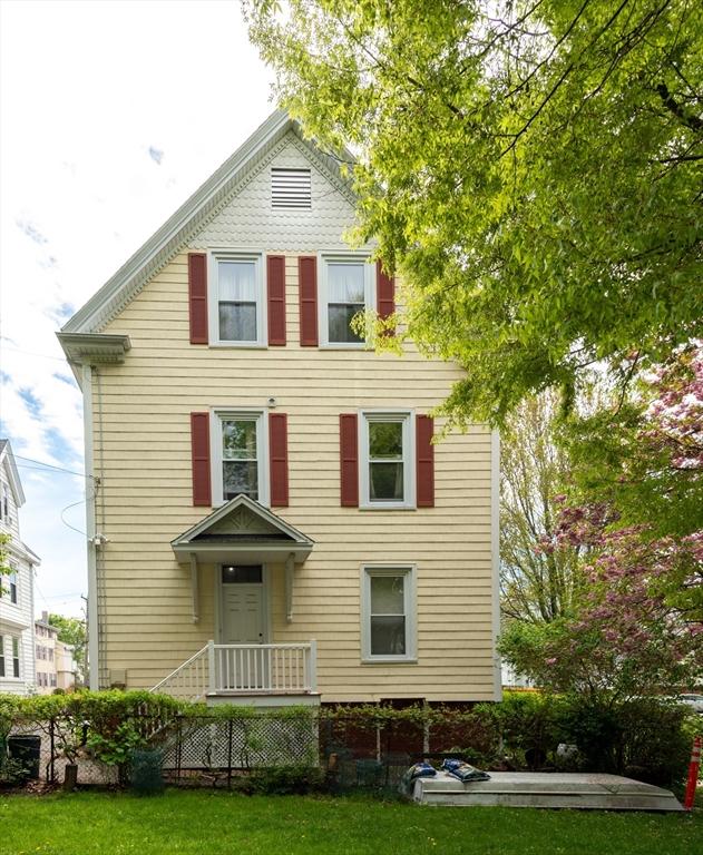 27 Stephen St, Lynn, MA 01902 - view of front of home featuring a front lawn