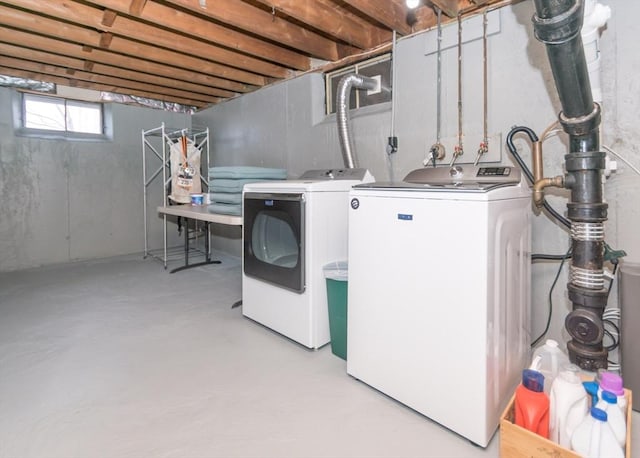 washroom with laundry area and washing machine and dryer