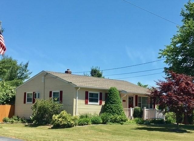 single story home with a front lawn