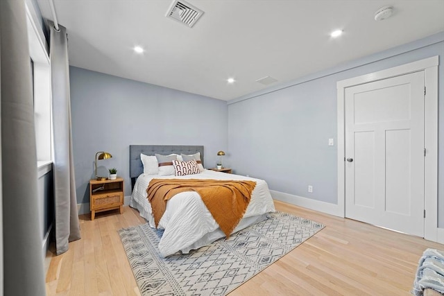 bedroom with light wood finished floors, baseboards, visible vents, and recessed lighting