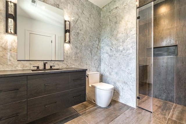 bathroom with toilet, tiled shower, and tile walls