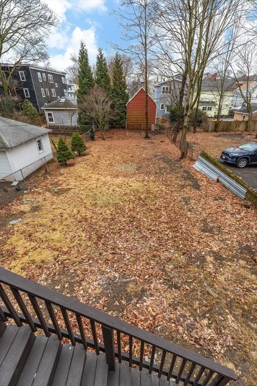 view of yard featuring an outdoor structure