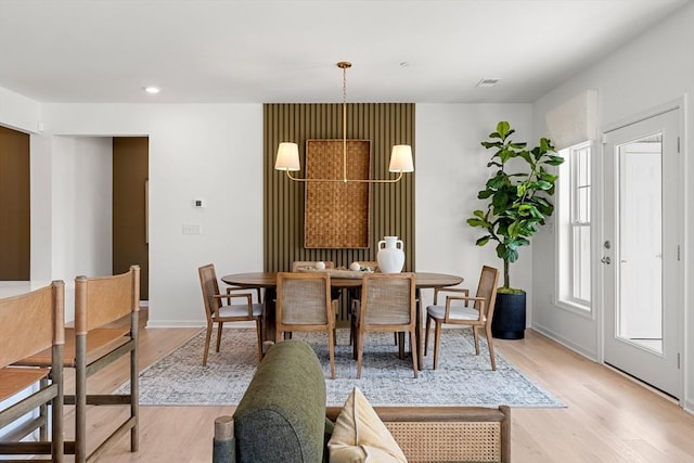 dining area featuring baseboards, light wood-style floors, visible vents, and recessed lighting