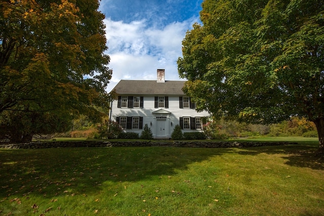 colonial house featuring a front lawn