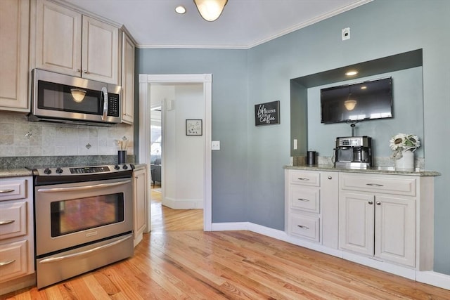 kitchen with stainless steel appliances, baseboards, ornamental molding, light wood finished floors, and tasteful backsplash