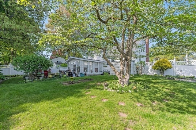 view of yard featuring an outdoor structure