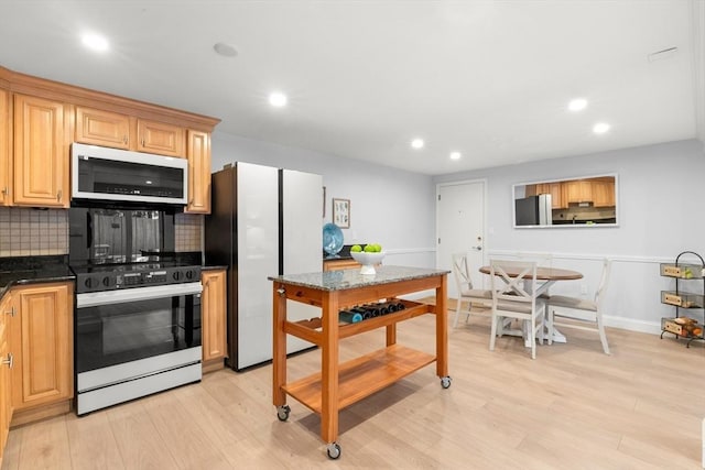 kitchen with light hardwood / wood-style flooring, backsplash, refrigerator, and electric stove