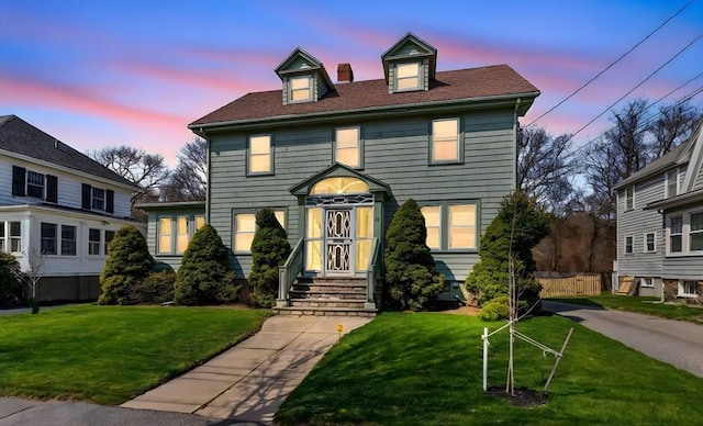 view of front of property featuring a front lawn