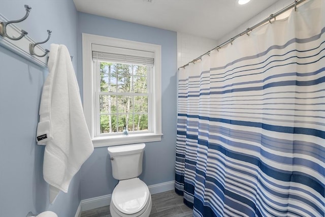 bathroom with recessed lighting, wood finished floors, a shower with curtain, toilet, and baseboards