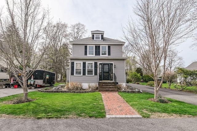 traditional style home featuring a front yard