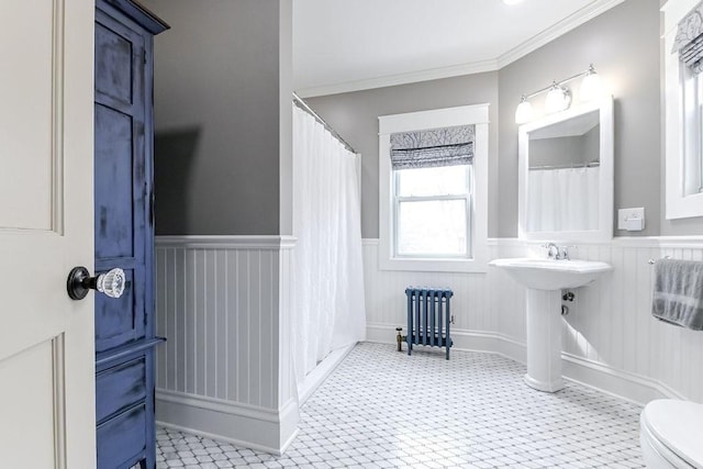 full bath with curtained shower, toilet, crown molding, radiator heating unit, and wainscoting