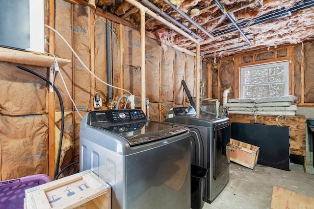 washroom featuring washing machine and clothes dryer