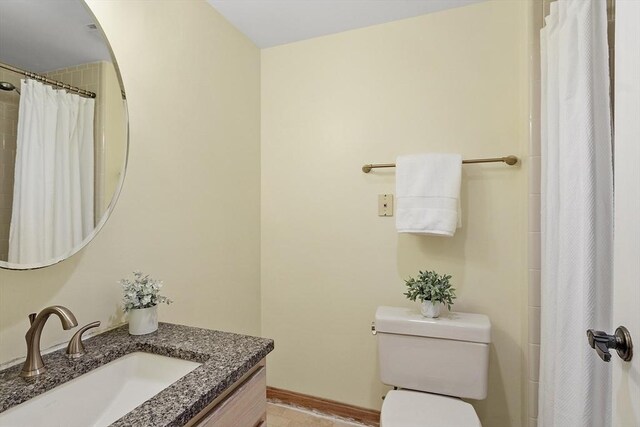 bathroom with a shower with shower curtain, toilet, and vanity