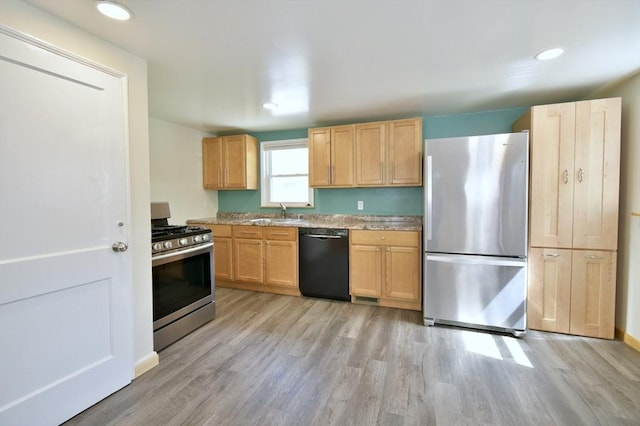 kitchen with stainless steel appliances, light wood-style floors, a sink, recessed lighting, and light brown cabinets