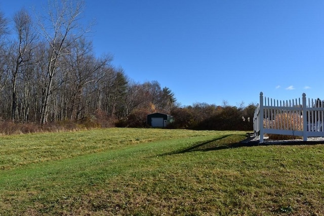 view of yard with a storage unit