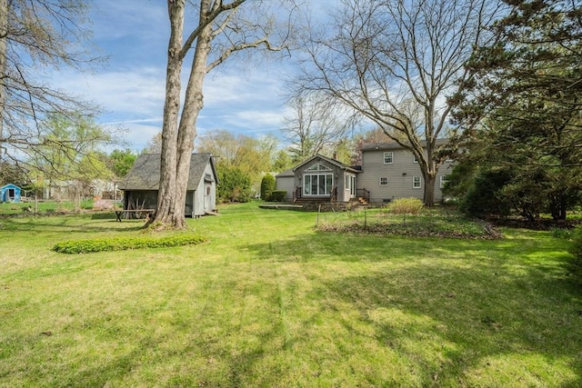 view of yard featuring an outdoor structure