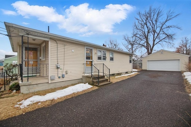 view of front of home with a detached garage and an outdoor structure