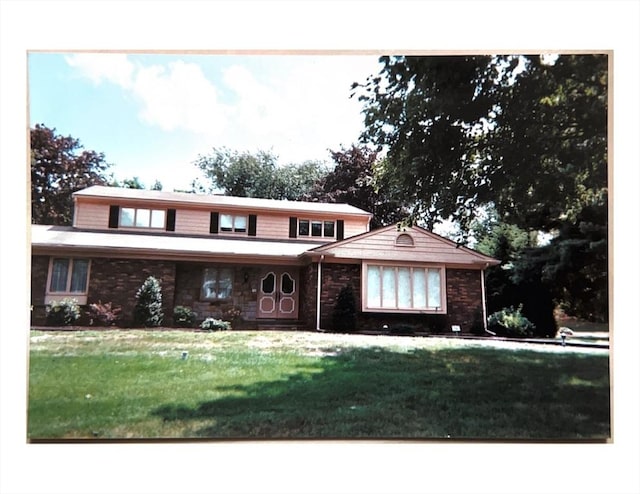 view of front of property featuring a front lawn