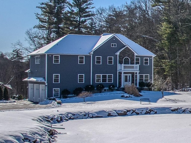 view of front of property featuring a balcony