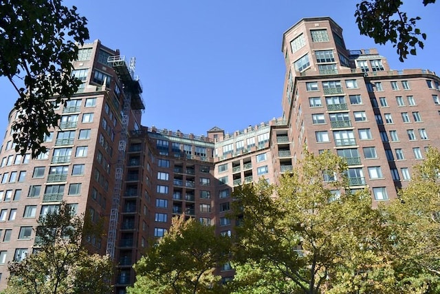 view of apartment building / complex