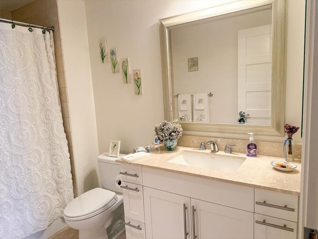 full bath featuring toilet, vanity, and a shower with shower curtain