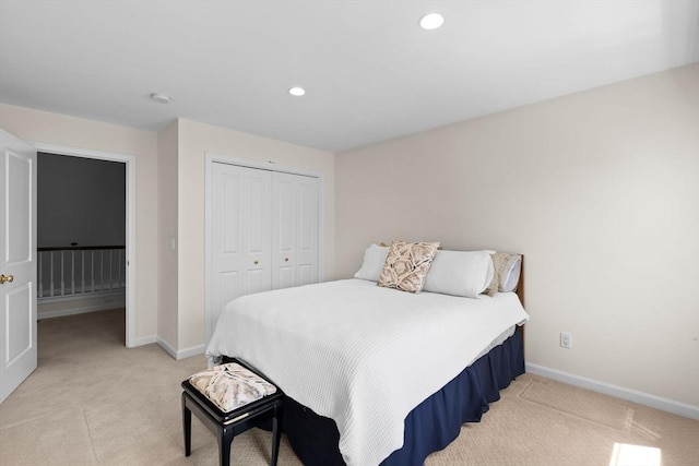bedroom featuring baseboards, light carpet, a closet, and recessed lighting