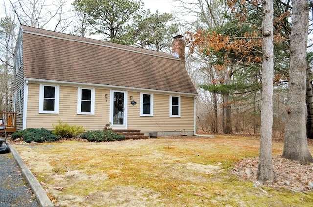 view of front facade with a front lawn