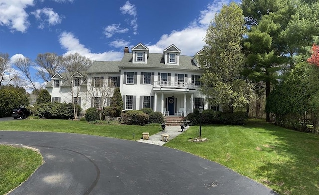 view of front facade with a front yard