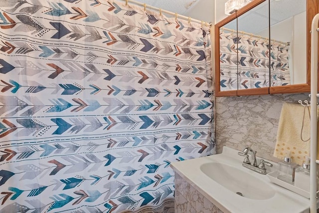 full bath featuring a sink and a shower with curtain