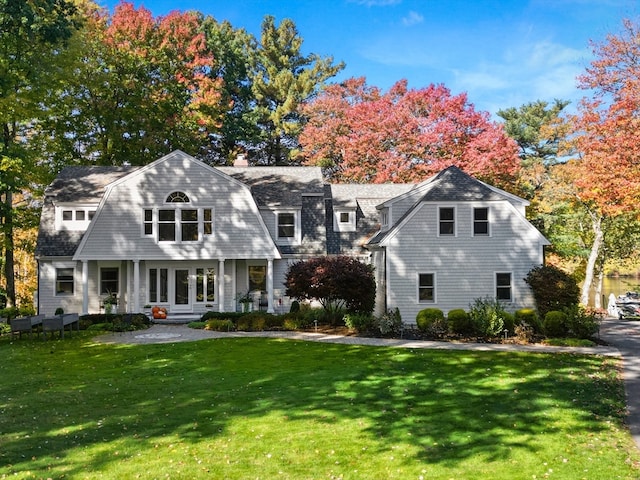 cape cod-style house featuring a front lawn