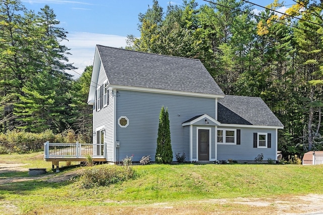 view of front of home featuring a wooden deck and a front yard