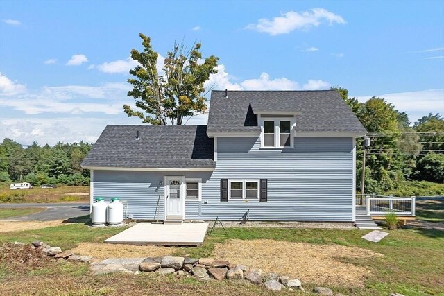 view of front of house featuring a front yard