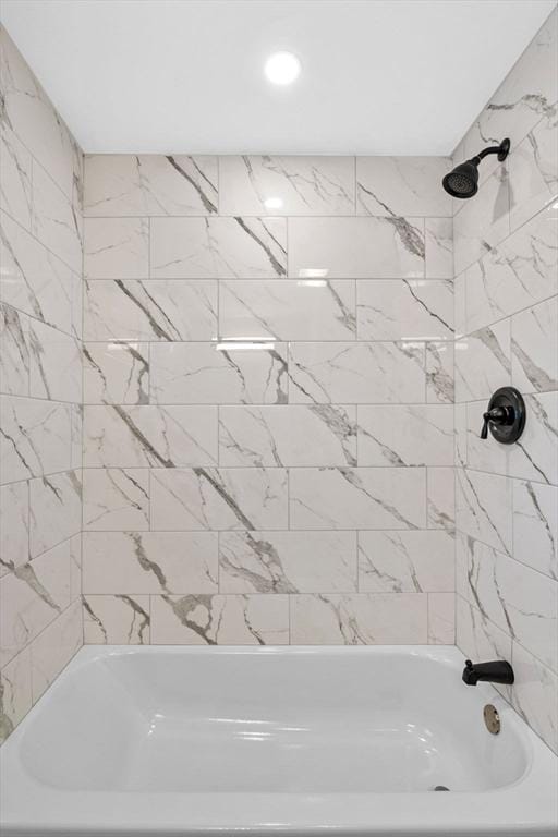 bathroom with tiled shower / bath combo