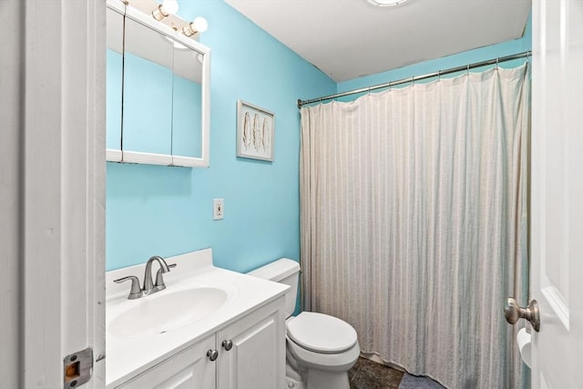 full bathroom featuring vanity, toilet, and a shower with shower curtain