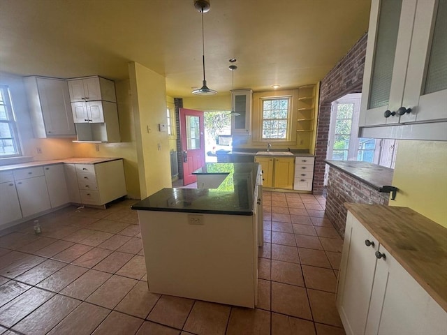 91-93 Mulberry St, Springfield, MA 01105 - kitchen featuring a sink, a kitchen island, and a healthy amount of sunlight