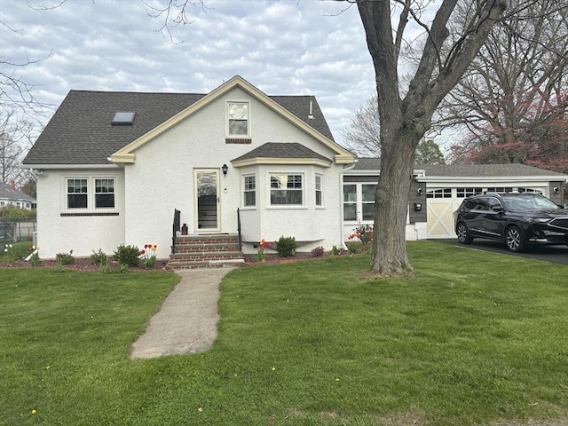 view of front facade featuring a front lawn and a garage