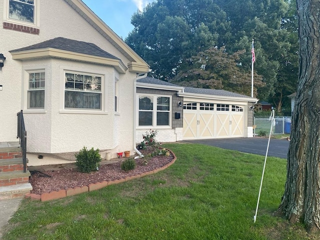 view of front of house featuring a front yard and a garage