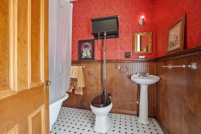 4 W Broadway, Gardner, MA 01440 - full bathroom with a bath, toilet, a sink, wainscoting, and wallpapered walls