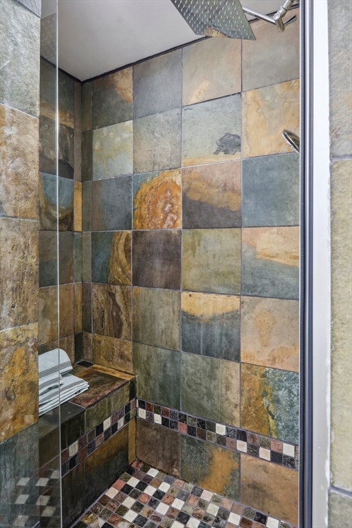 room details featuring a tile shower