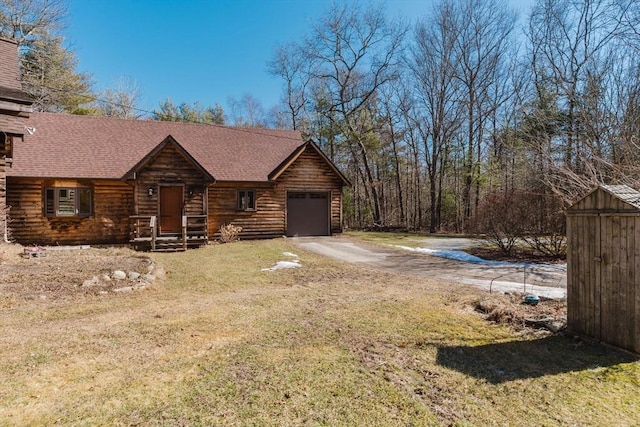 view of front of house featuring dirt driveway, a shingled roof, a front lawn, and an attached garage