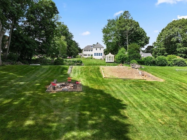 view of yard featuring an outdoor fire pit