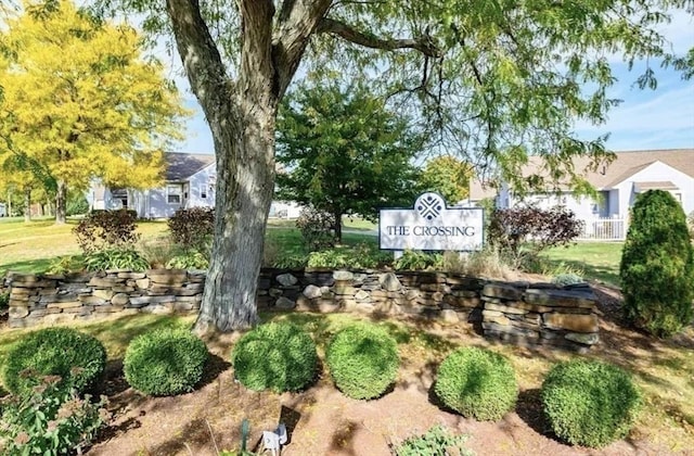 community sign featuring a yard