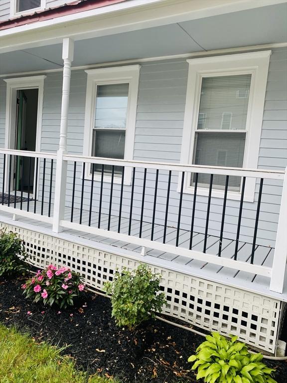 entrance to property featuring covered porch