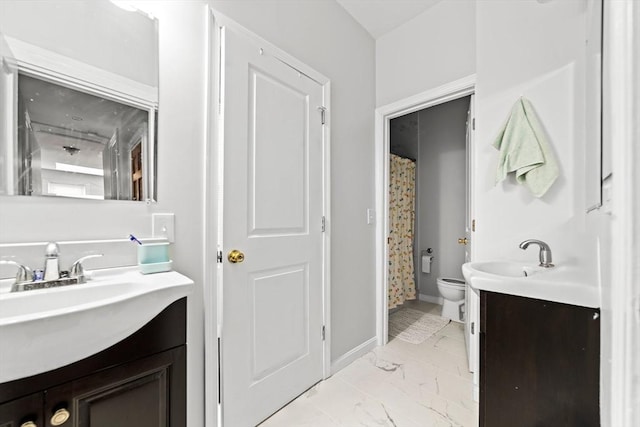 full bath featuring marble finish floor, toilet, vanity, a shower with curtain, and baseboards