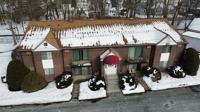 view of front facade featuring brick siding