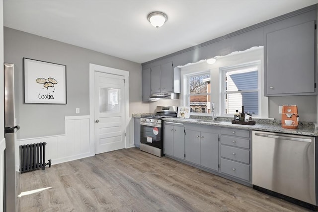 kitchen with sink, gray cabinets, and stainless steel appliances