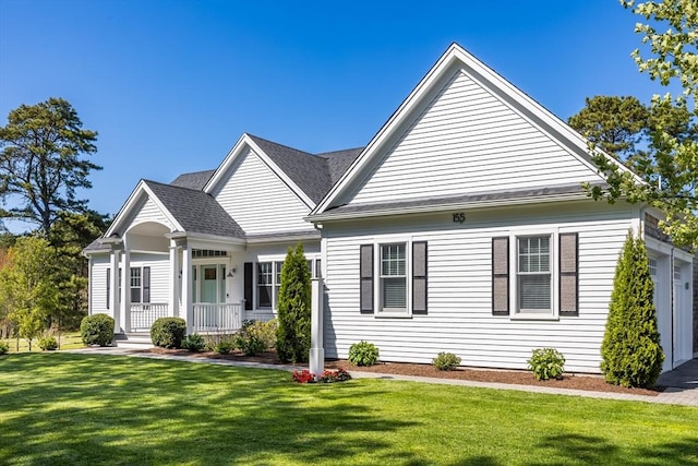 view of front facade with a front yard