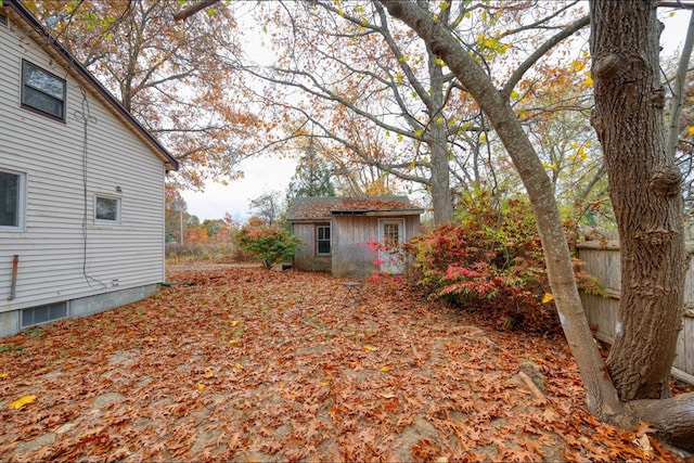 view of yard featuring a storage unit