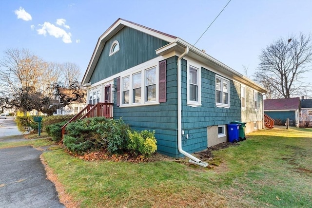 view of side of property featuring a lawn